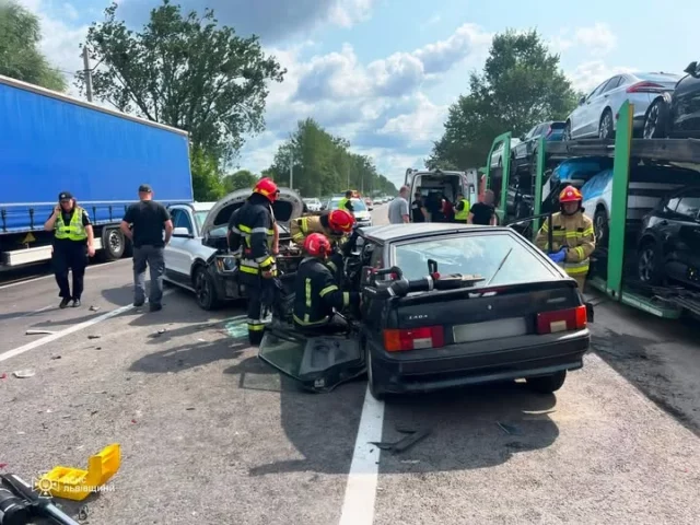 image У Бартатові рятувальники деблокували двох людей з понівеченої LADA