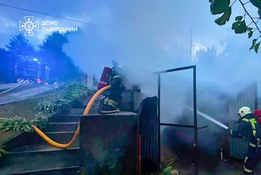 У Миколаєві Стрийського району загорівся гараж, рятувальники швидко ліквідували пожежу