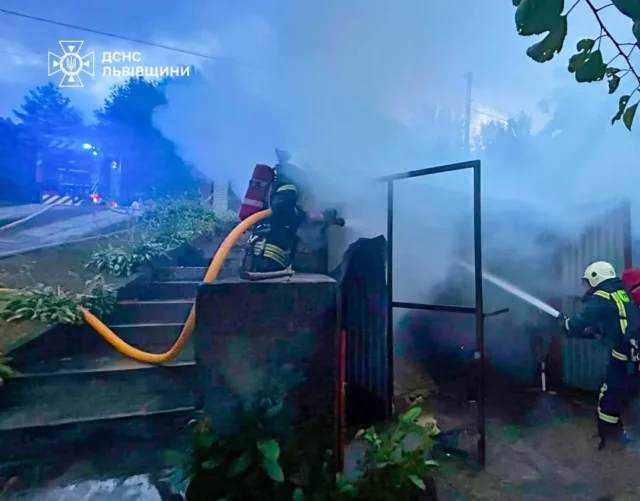 У Миколаєві Стрийського району загорівся гараж, рятувальники швидко ліквідували пожежу