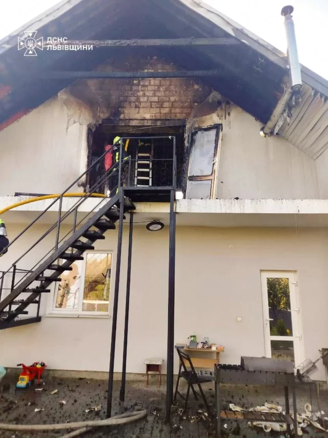 image У Дрогобичі рятувальники не допустили знищення будівлі пожежею