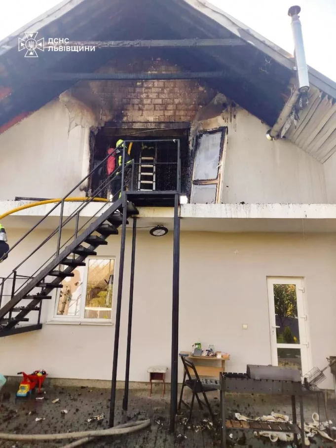 У Дрогобичі рятувальники не допустили знищення будівлі пожежею