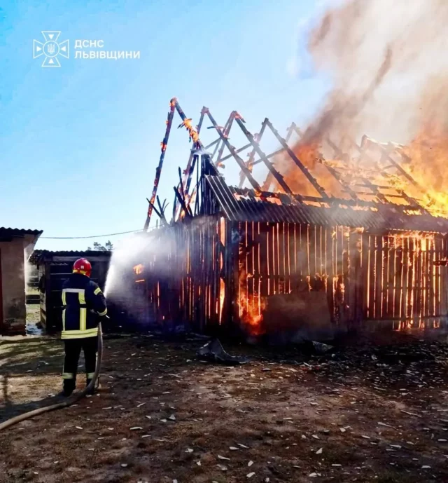 image У Великих Мостах вогнеборці врятували житловий будинок і вулики від пожежі