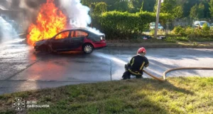 У Львові на вулиці Єрошенка згорів автомобіль Škoda Octavia