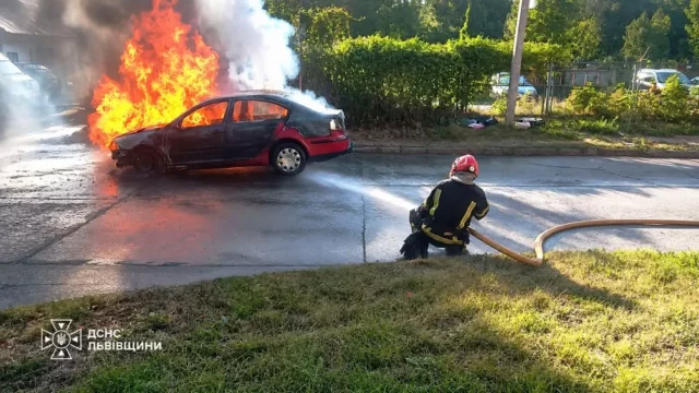 image У Львові на вулиці Єрошенка згорів автомобіль Škoda Octavia