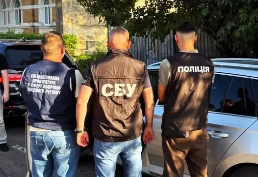 У Дрогобичі затримали чоловіка за 1300 доларів хабаря за вступ до коледжу