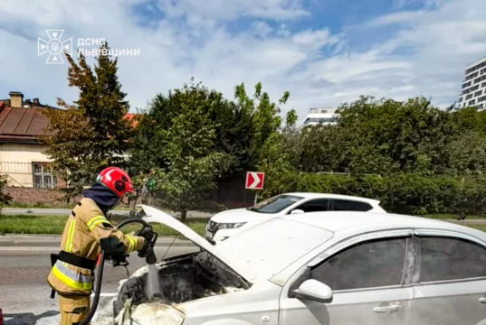 У Львові під час руху загорівся автомобіль на вулиці Липинського