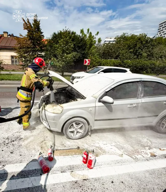 image У Львові під час руху загорівся автомобіль на вулиці Липинського