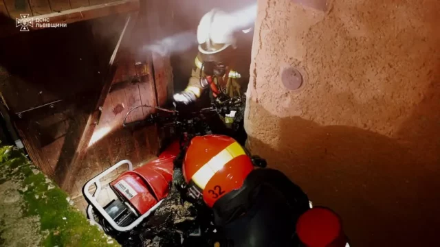 У Львові під час пожежі в підвалі врятували чотирьох людей, серед них дитина