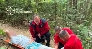 На водоспаді «Кам’янка» на Львівщині рятувальники допомогли травмованому туристу
