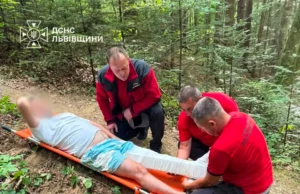 (Українська) На водоспаді «Кам’янка» на Львівщині рятувальники допомогли травмованому туристу На водоспаді «Кам’янка» на Львівщині рятувальники допомогли травмованому туристу