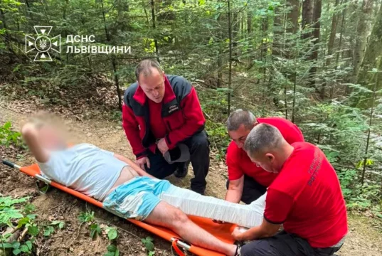 На водоспаді «Кам’янка» на Львівщині рятувальники допомогли травмованому туристу