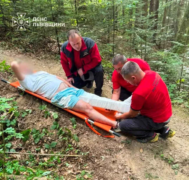 На водоспаді «Кам’янка» на Львівщині рятувальники допомогли травмованому туристу