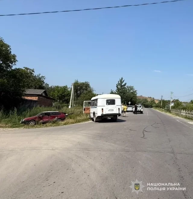 У селі Попелі зіткнулися ВАЗ-2109 та автобус, травмований водій легковика