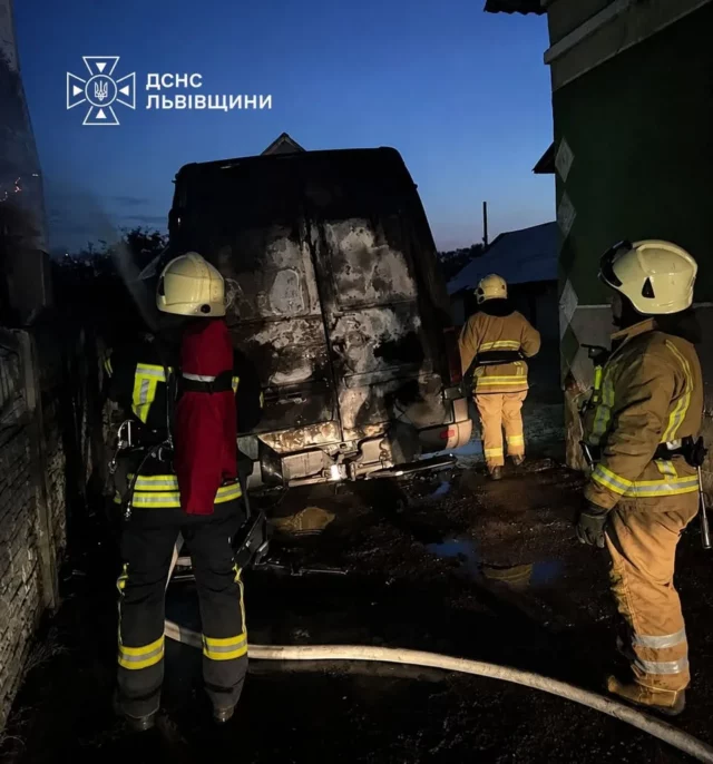 image У селі Нова Кам'янка на Львівщині згорів мікроавтобус Mercedes-Benz Sprinter