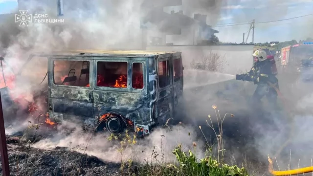 У селі Зубра Львівського району згорів автомобіль Ford Transit