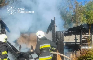 У Яворові під час пожежі господарської будівлі вогнеборці захистили ще чотири