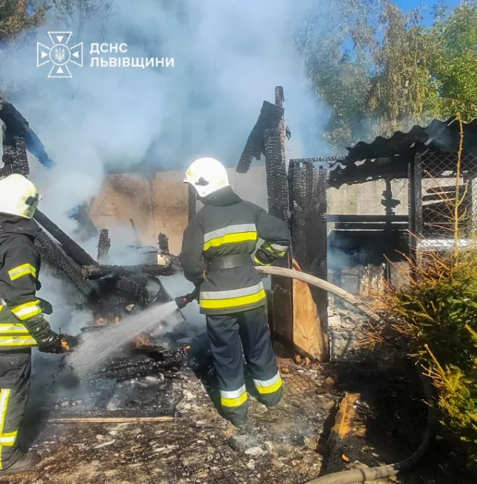 У Яворові під час пожежі господарської будівлі вогнеборці захистили ще чотири