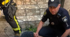 У Львові рятувальники та поліцейські вивели чоловіка із задимленого помешкання