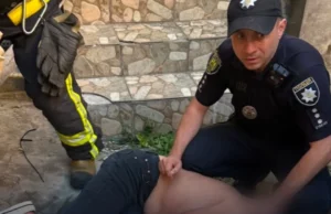 У Львові рятувальники та поліцейські вивели чоловіка із задимленого помешкання У Львові рятувальники та поліцейські вивели чоловіка із задимленого помешкання