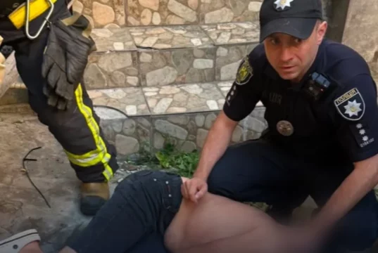 У Львові рятувальники та поліцейські вивели чоловіка із задимленого помешкання
