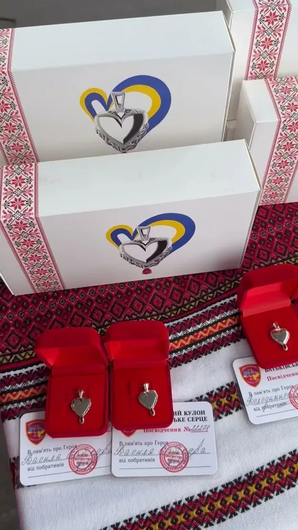 image У Великих Мостах дітям полеглих захисників вручили кулони «Батьківське серце»