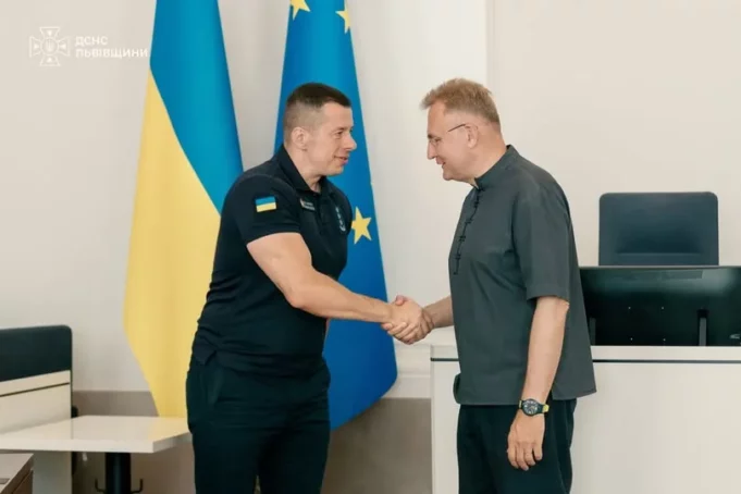 У Львові відзначили рятувальників за ліквідацію наслідків ракетного удару