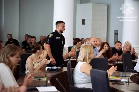 image У Львові відзначили патрульних за допомогу після ракетного удару