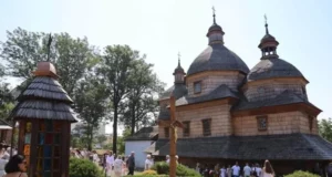 У Жовкві після реставрації відслужили перший молебень у Церкві Пресвятої Трійці