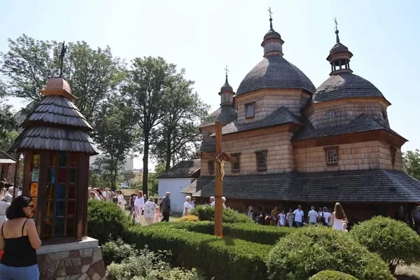 У Жовкві після реставрації освятили дерев’яну церкву Пресвятої Трійці – пам’ятку ЮНЕСКО XVIII століття