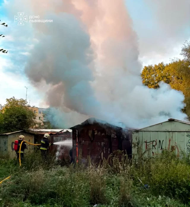 У Дрогобичі загорілися три металеві гаражі, рятувальники вберегли ще чотири