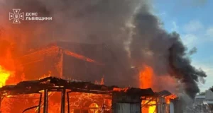 У Бродах загасили масштабну пожежу в металевому ангарі