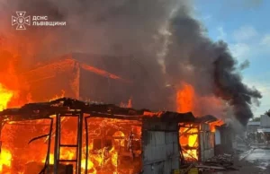 У Бродах загасили масштабну пожежу в металевому ангарі