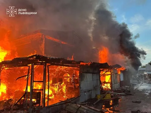 image У Бродах загасили масштабну пожежу в металевому ангарі