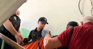 У Львові рятувальники через драбину потрапили до квартири та передали жінку медикам