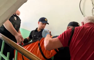 У Львові рятувальники через драбину потрапили до квартири та передали жінку медикам У Львові рятувальники через драбину потрапили до квартири та передали жінку медикам