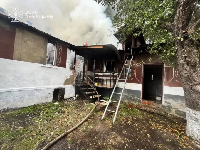 У селі Гряда на Львівщині рятувальники загасили пожежу в житловому будинку