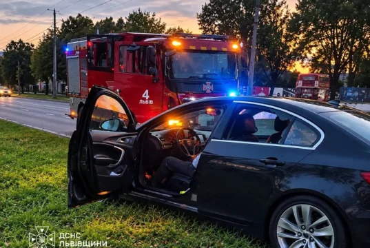 У Львові рятувальники допомогли водієві, якому стало зле за кермом
