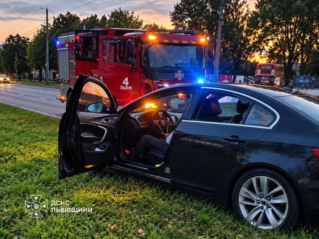 image У Львові рятувальники допомогли водієві, якому стало зле за кермом