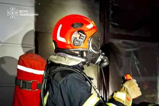 У селі Спасів Шептицького району згорів дах гаража, вогнеборці врятували сусідні будівлі