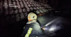 У Трускавці вночі загорівся дах триповерхової будівлі