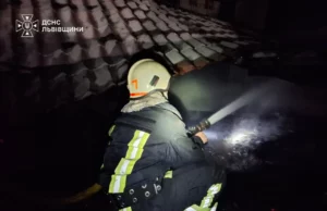 У Трускавці вночі загорівся дах триповерхової будівлі