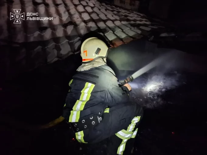 У Трускавці вночі загорівся дах триповерхової будівлі