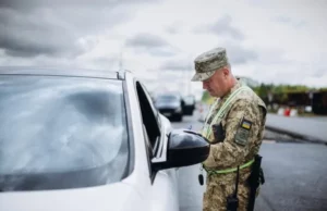 (Українська) Черги на виїзд до Польщі на пунктах пропуску Львівщини Черги на виїзд до Польщі на пунктах пропуску Львівщини