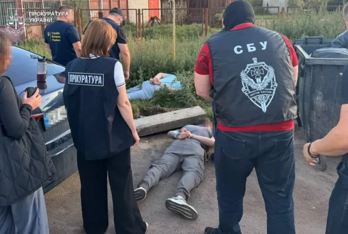 Двом львів’янам повідомили про підозру за організацію незаконного виїзду за кордон