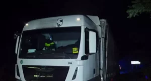 На Львівщині біля Великих Мостів вантажівка смертельно травмувала скутериста