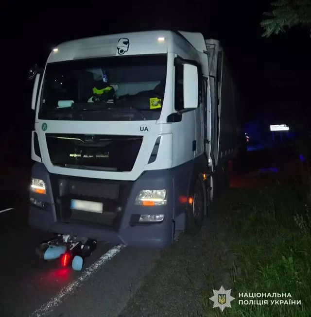 На Львівщині біля Великих Мостів вантажівка смертельно травмувала скутериста