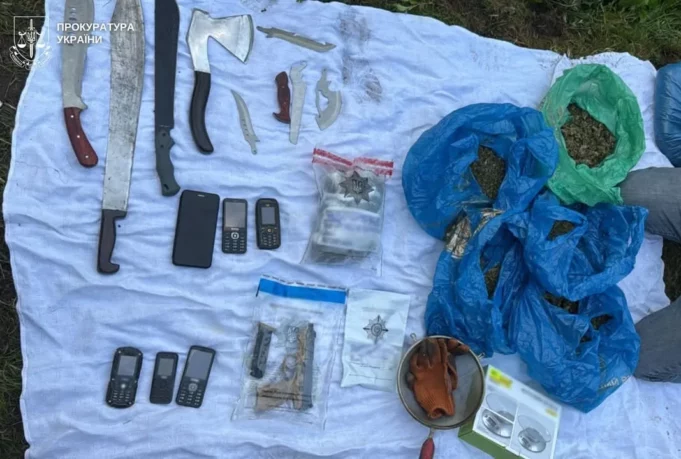 На Самбірщині судитимуть 53-річного чоловіка за вирощування конопель, зберігання канабісу та зброї