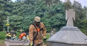 Фахівці центру «Доля» впорядкували український цвинтар у Заліській Волі в Польщі