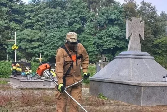 Фахівці центру «Доля» впорядкували український цвинтар у Заліській Волі в Польщі