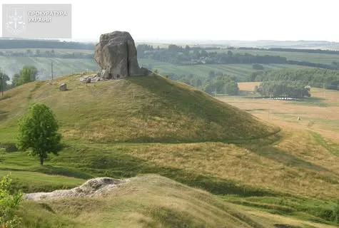 image Прокуратура домоглася встановлення меж пам’ятки «Чортів камінь» біля Підкаменя